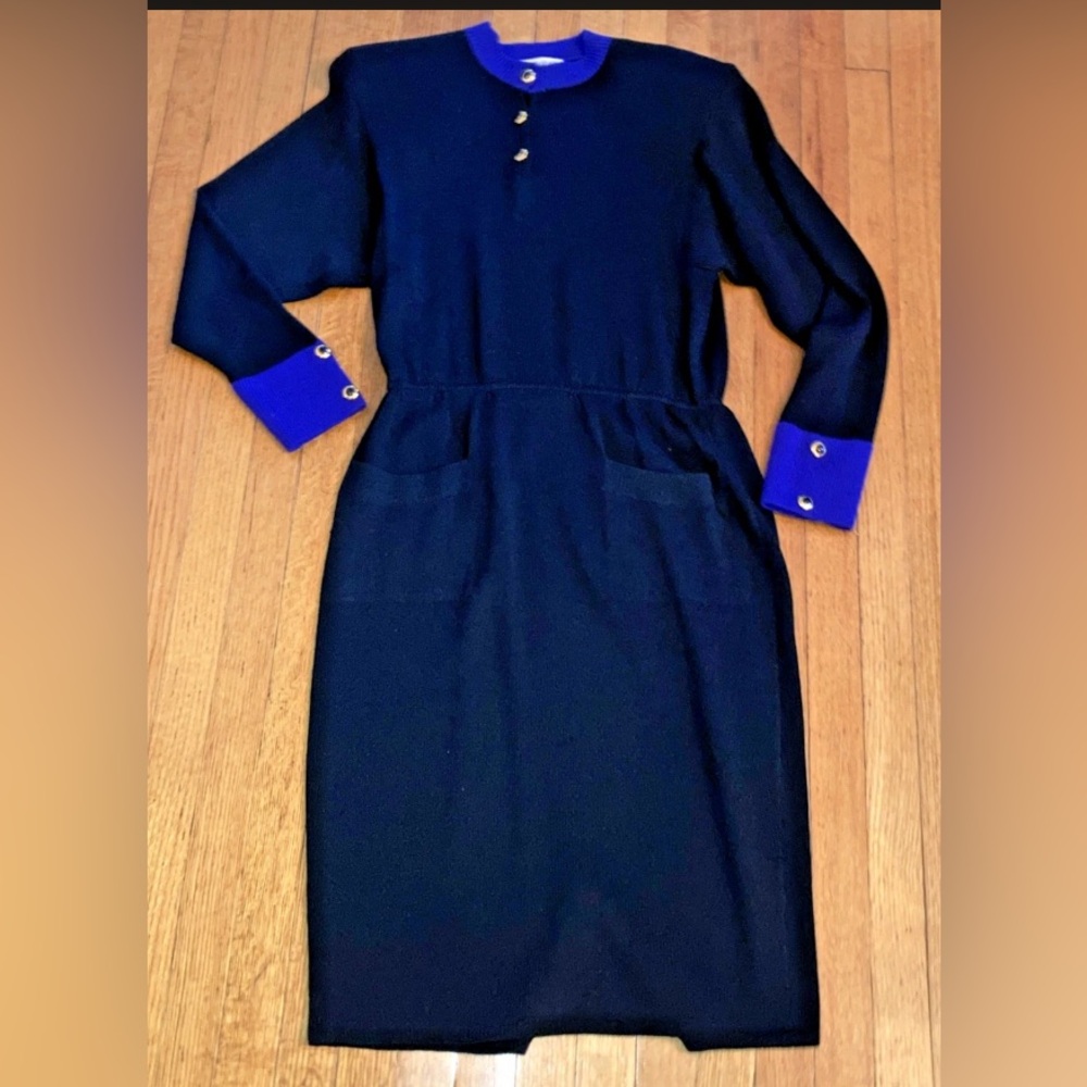 vintage St. John by Marie Gray USA
Knit Santana Dress Black / blue Ladies sz 6